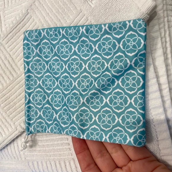 Kendra Scott Kiri Gold Necklace! Comes with pouch - Picture 4 of 4